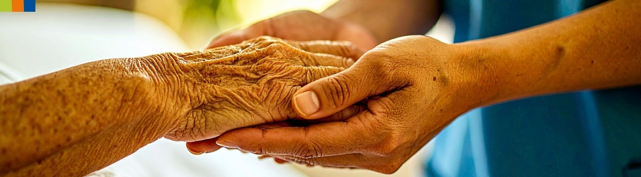 Hände von älterem Menschen und Pflegekraft 