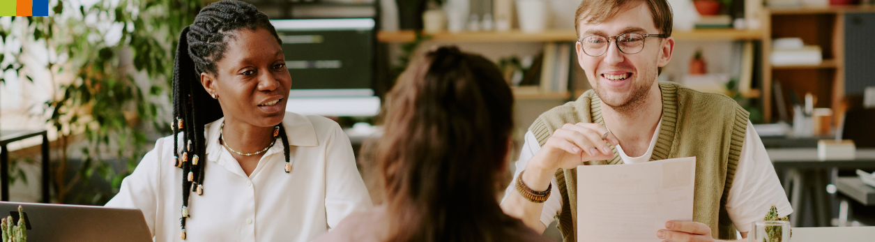 Personen im Beratungsgespräch – Symbol für die Anerkennungsberatung bei MigraNet plu