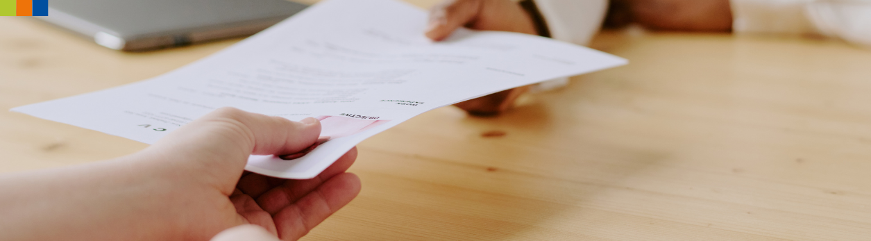 Hand hält Lebenslauf – Symbolbild für Arbeitsmarktintegration ukrainischer Geflüchteter